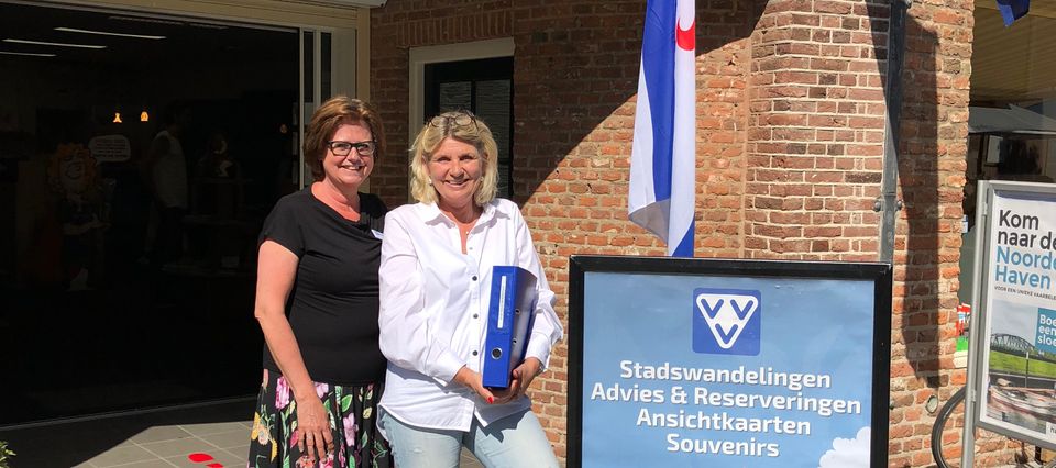 VVV-medewerkers Sylvia Landsheer en Annette Stout voor de VVV aan de Houtmarkt in Zutphen met de honderd arrangementen.