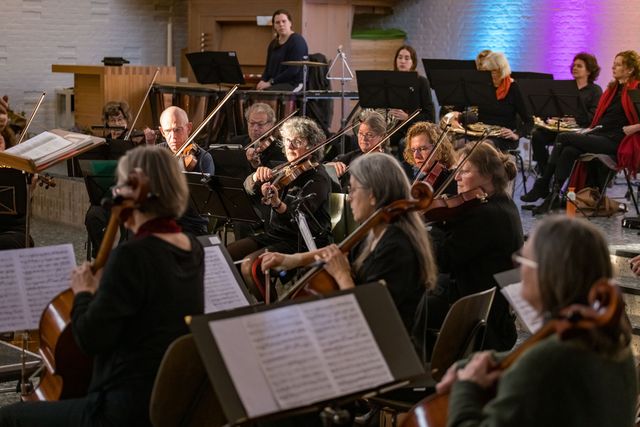 Fries Symfonie Orkest tijdens repetitie