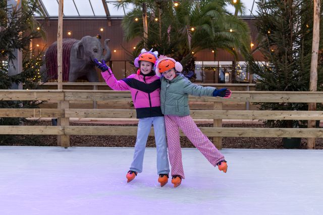 Twee meisjes op de schaatsbaan tijdens WinterDroom in Pantropica in Luttelgeest.
