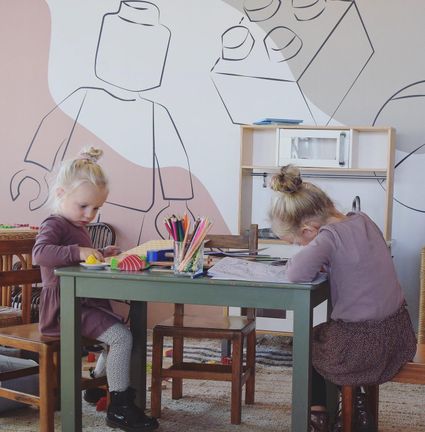 Twee spelende kinderen aan een tafeltje