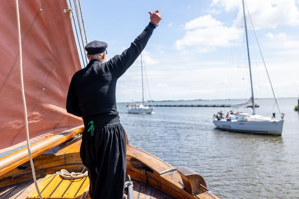 Een schipper op een botter tijdens Volendammerdagen