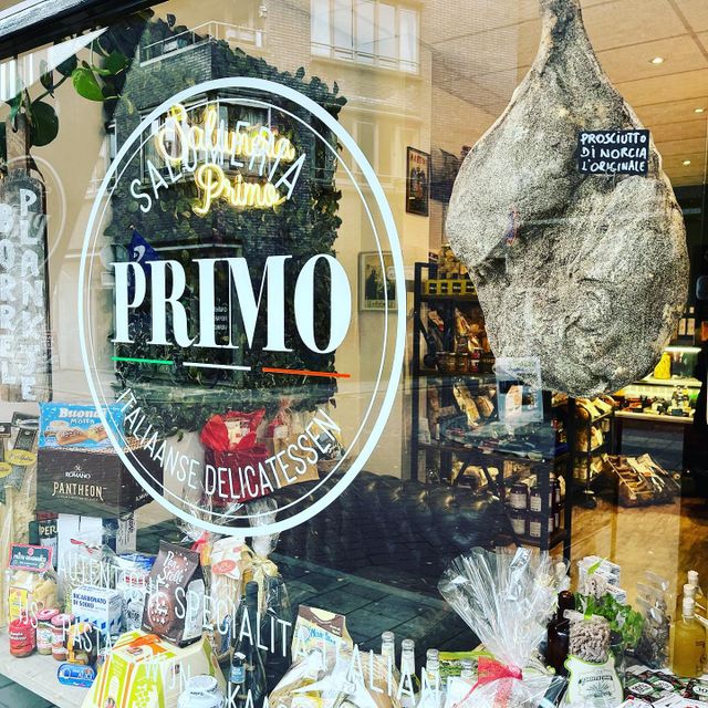 Italiaanse delicatessen gefotografeerd door raam van Primo in Hilversum.
