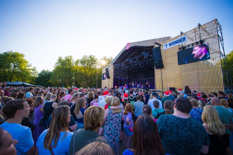 Muziekevenement Festival ’t Wonder in Woerden, Groene Hart, met groot publiek voor het hoofdpodium tijdens een liveconcert in de openlucht. Bezoekers genieten van een zomerfestival met livemuziek, artiesten en festivalsfeer op het evenemententerrein.