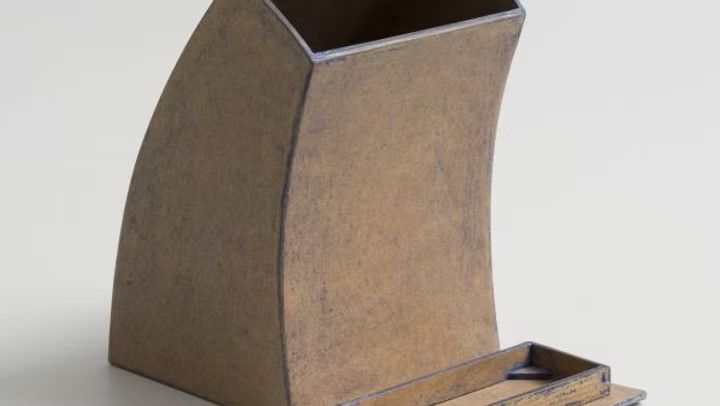Metaal object in de vorm van een trechter.
