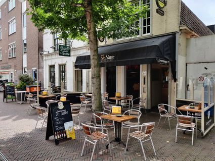 Vooraanzicht van café De natte met het terras uitgestald.