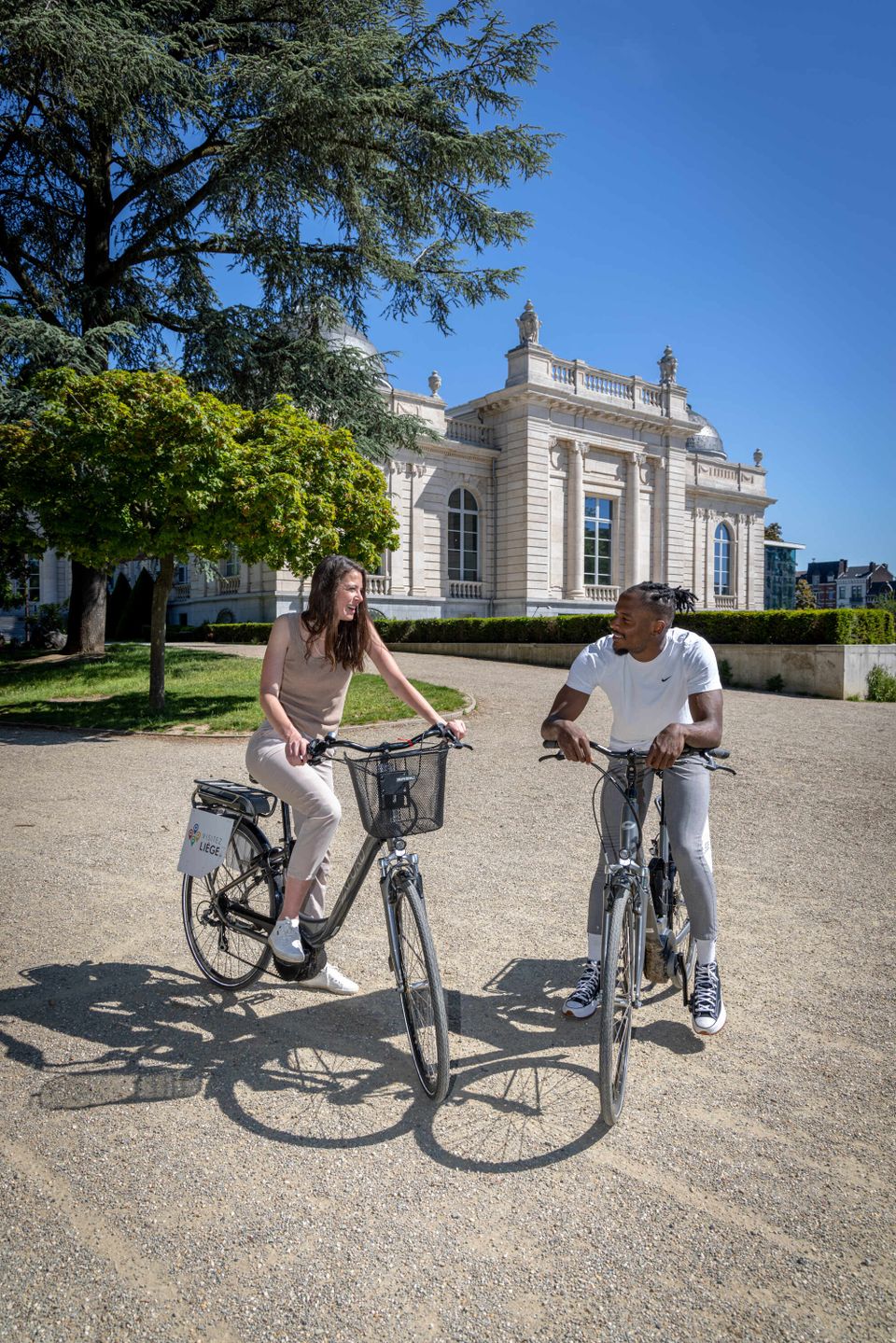 Luik Liege twee personen met fietsen