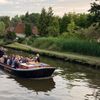 Praamboot vaart over de Dokkumer Ee