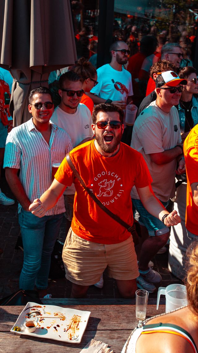 Oranje supporter juichend bij EK uit 2024 op plein MOUT