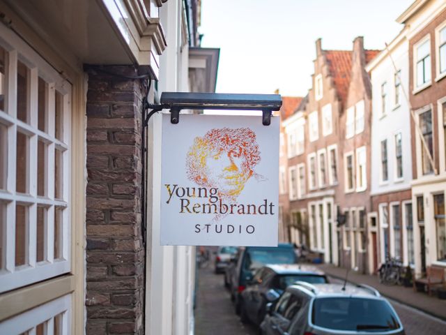 Young Rembrandt Studio buiten