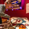 Jongen die het Mummie-Dokter Bibberspel speelt