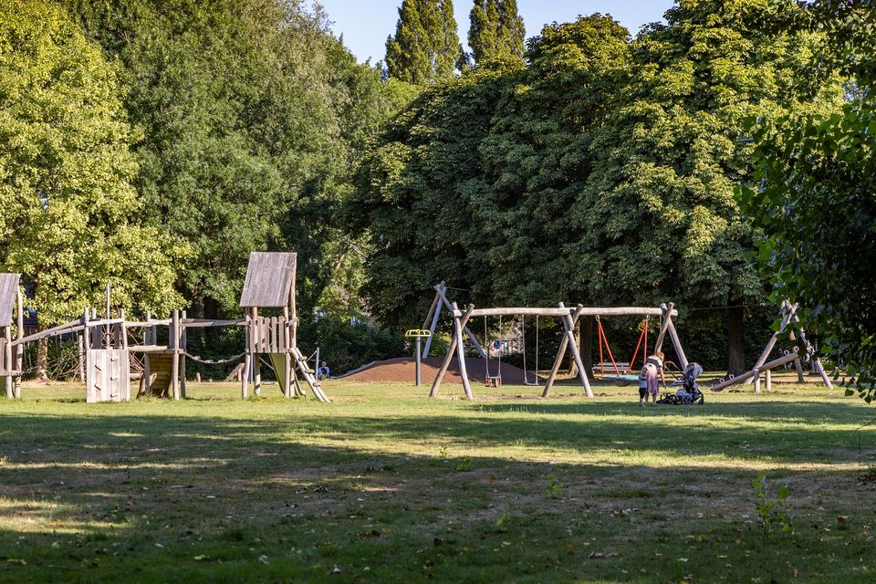 Een overzichtsfoto van de speeltuin in Park Kokkebogaard in de zomer