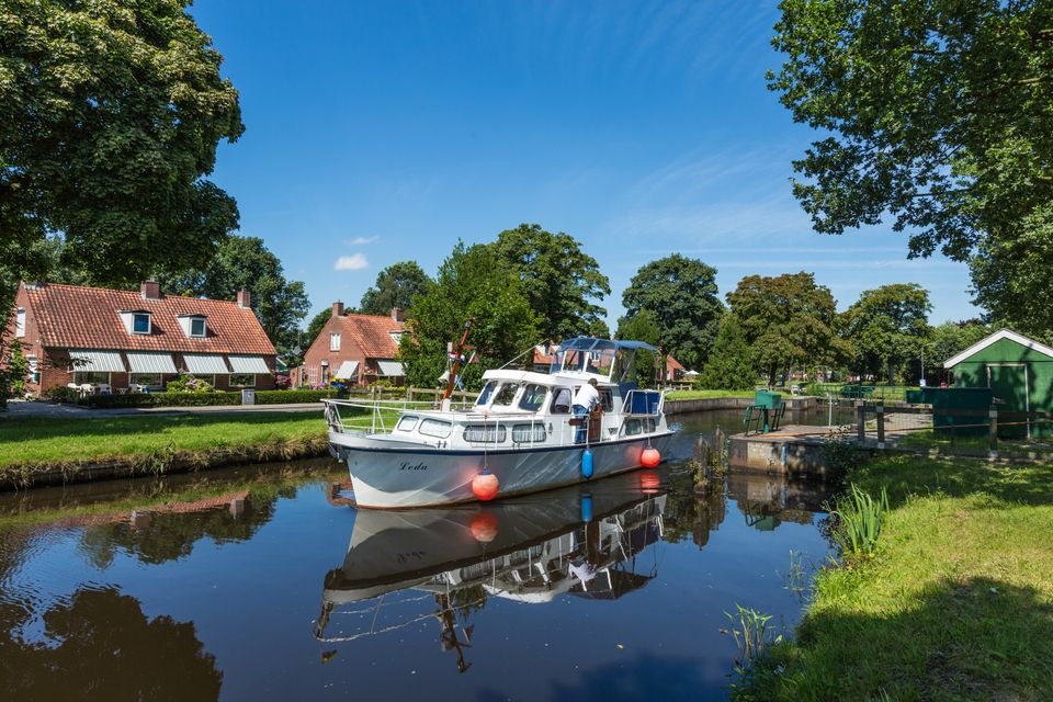 Een boot vaart door het kanaal.