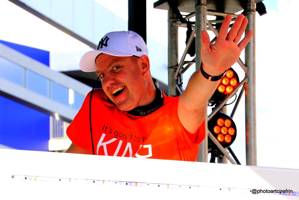 man in een oranje shirt op koningsdag in Almere