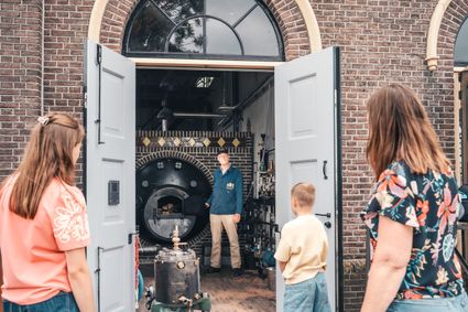 Historisch stoomgemaal Teylingens in Kamerik, Groene Hart, bezoekers bekijken de monumentale stoominstallatie tijdens een demonstratie in het gemaal.