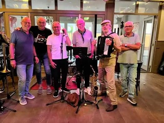 de zes mannelijke leden van het Jazz for Fun tijdens een optreden.