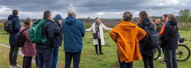 Groep krijgt uitleg van gids midden