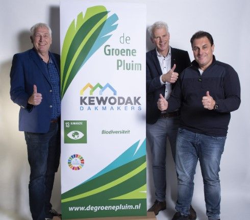 Drie heren die hun duimen opsteken met tussen hun in een grote poster waar groot de groene pluim opstaat.