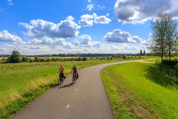 Fietsen over de dijk bij Bemmel in de Betuwe