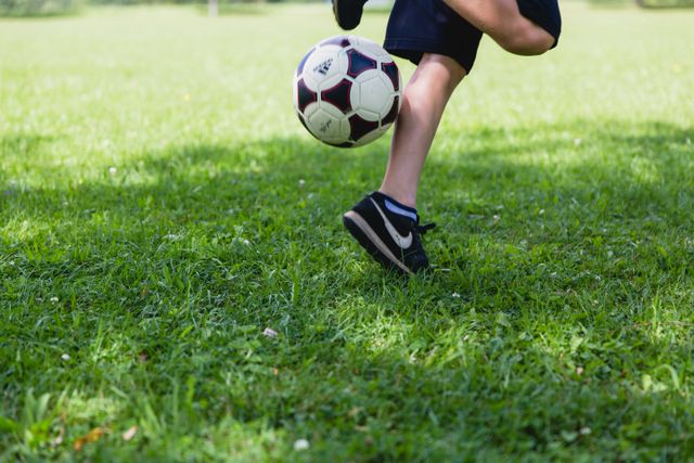 voetballer op grasveld