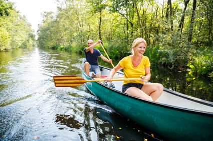 Stel dat aan het varen is in de kano door Nationaal Park Weerribben-Wieden.