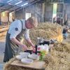 chef Jouke kookt in de stal bij Doetie