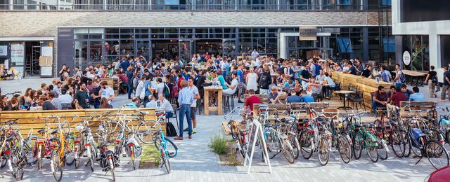 Grote menigte mensen bij The Hangout TU Delft
