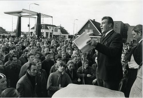 Fré Meis spreekt stakers in de strokartonindustrie toe bij de Wedderklap in Oude Pekela (1969)