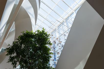 Foto van de binnenkant van het Gorlaeus gebouw van Leiden Universiteit.