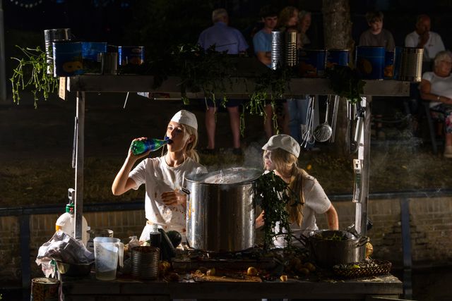 Gondelvaart in de Luts tijdens de feestweek in Balk met meerdere versierde gondels.