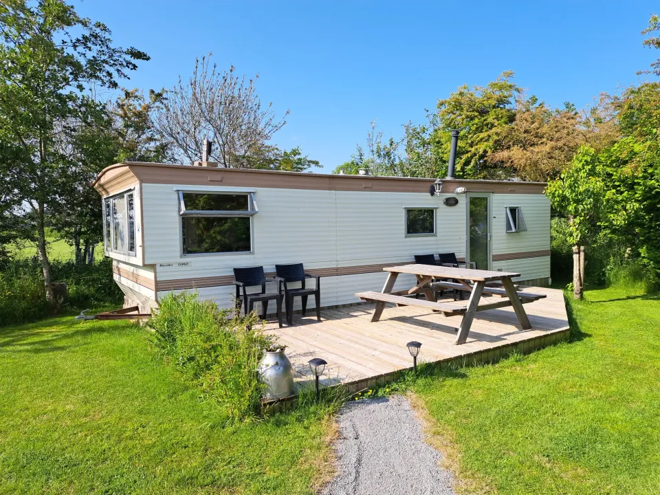 Camping It Krúswetter van bovenaf met een stuk of 15 kampeerders op de kampeervelden.