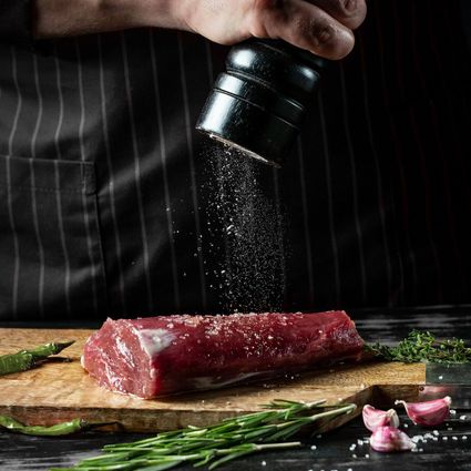 Rauw stuk rundvlees dat wordt gekruid door een chef, geserveerd in restaurant De Woerdenaar in Woerden.