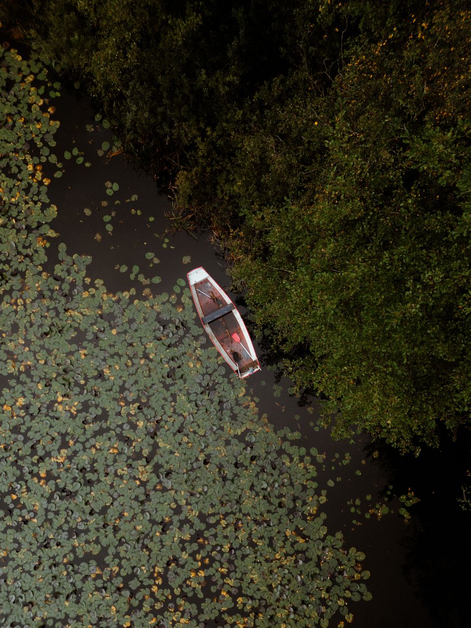 Dronefoto van een kano in het water in Drenthe