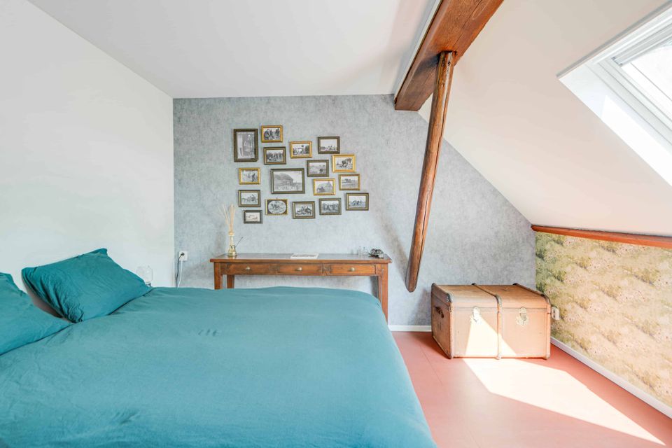 Ruime kamer met tweepersoonsbed en eigen badkamer