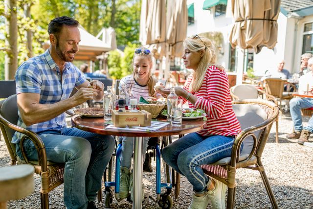 Gezin aan het eten op het terras bij pannenkoekenrestaurant De Duivelsberg in Berg en Dal