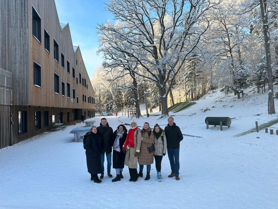 Leden van team SCPO en Lelystad Ahoy staan in Zweden in de sneeuw