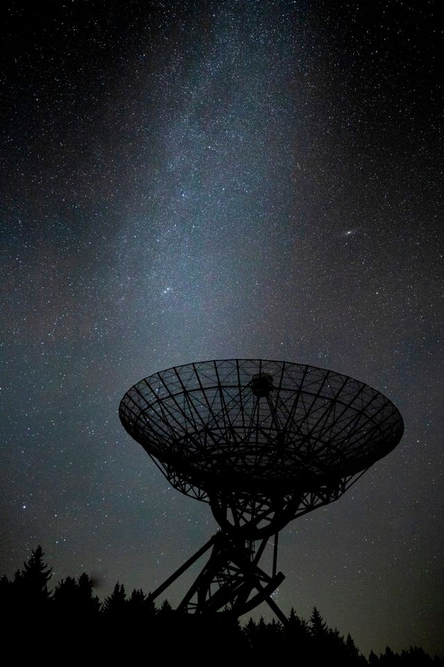 Ein Radioteleskop unter dem Sternenhimmel in Drenthe.