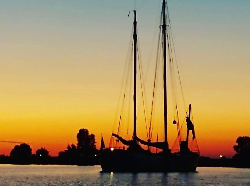 Een boot met de zonsondergang