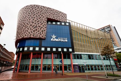 De voorkant van de Kinepolis in Zoetermeer met een lege weg ervoor.