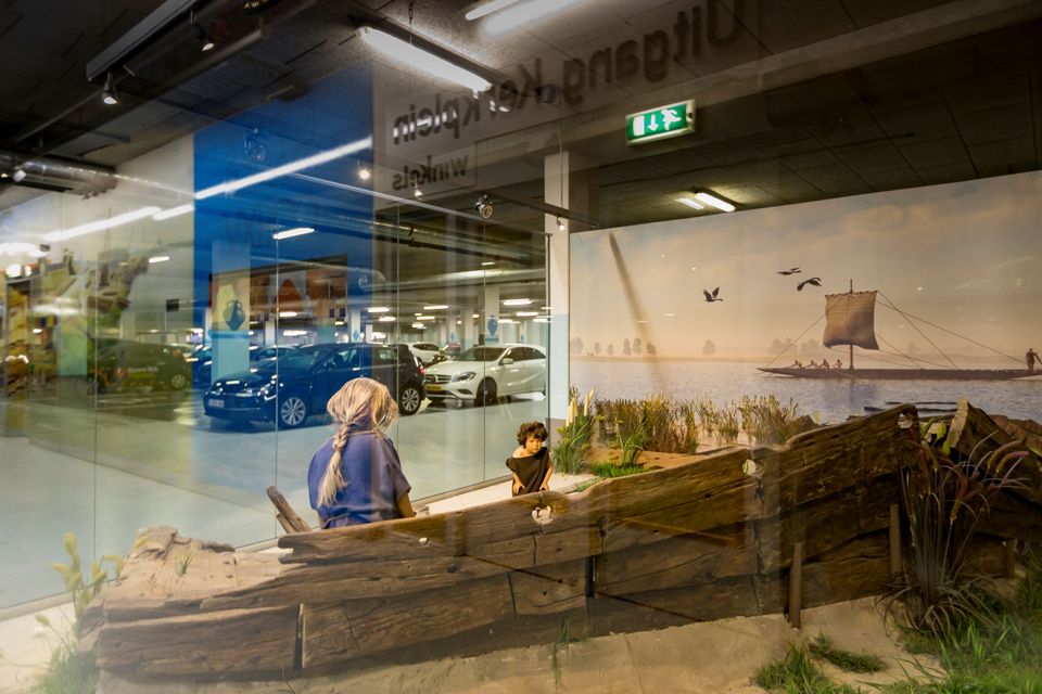 Opgegraven Romeinse Boot tentoongesteld in parkeergarage Drive Inn Museum Castellum Woerden