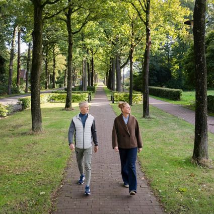 Man en vrouw die wandelen op de Majoor van Swietenlaan in Frederiksoord