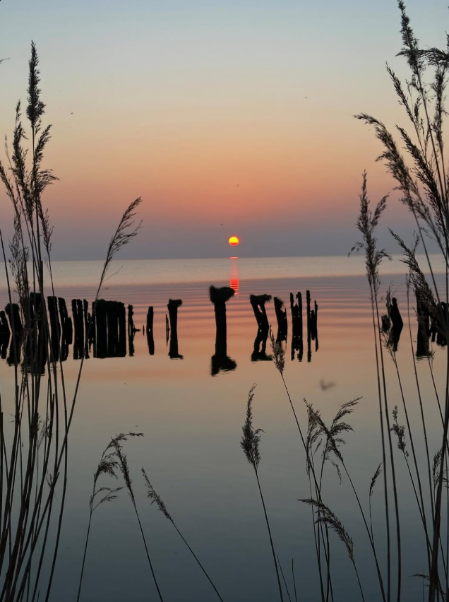 Mooie zonsondergang bij het water in Hindeloopen