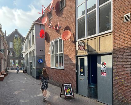 Meisje loopt door de straat waarin 38CC is gevestigd