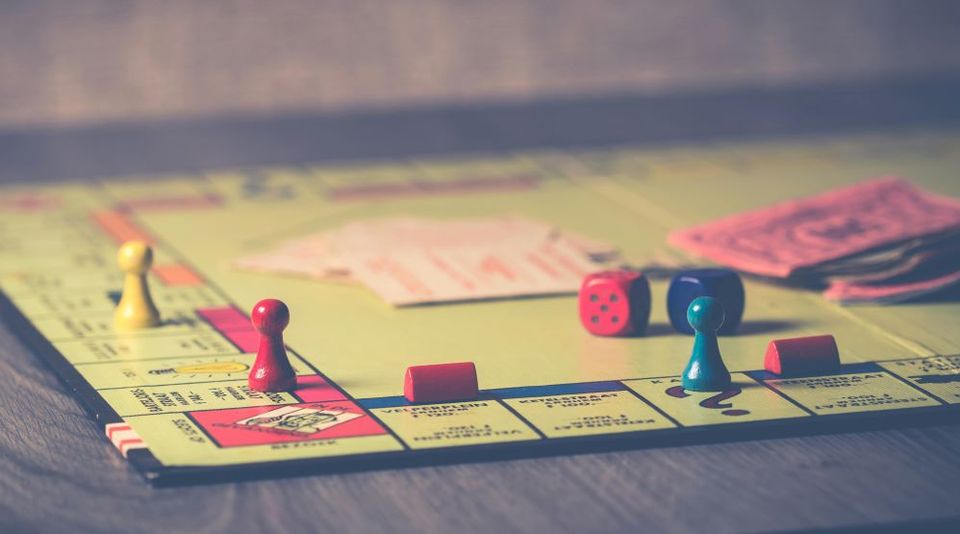 pionnen en dobbelstenen op een bordspel