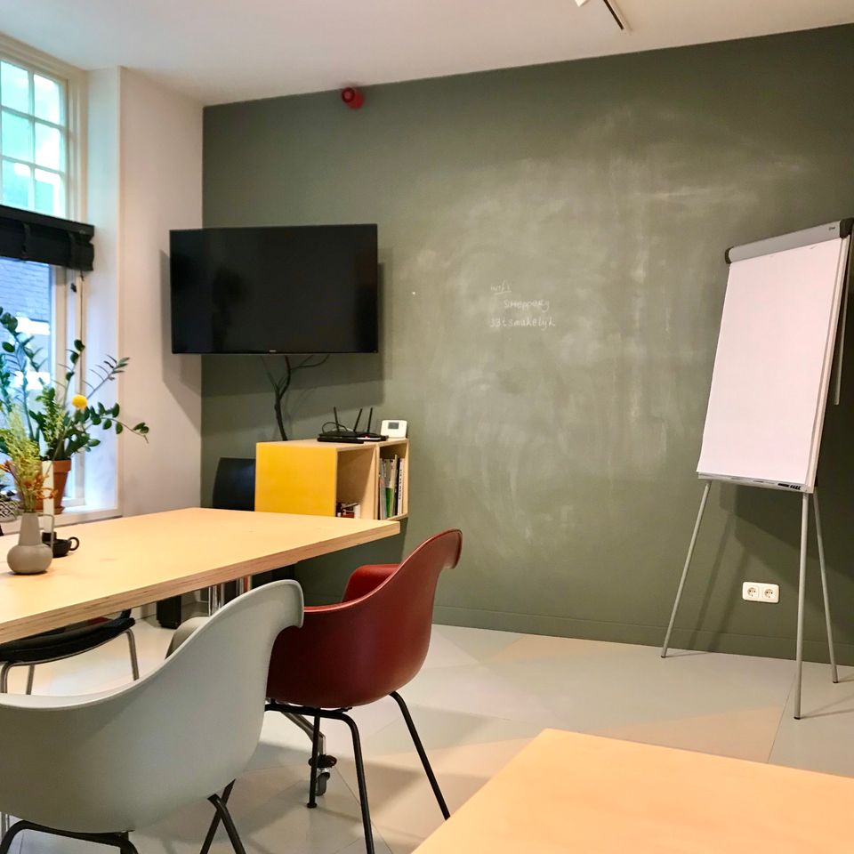Vergaderruimte beschikt over wifi, beeldscherm, flip-over, krijtwand en catering in pand aanwezig.