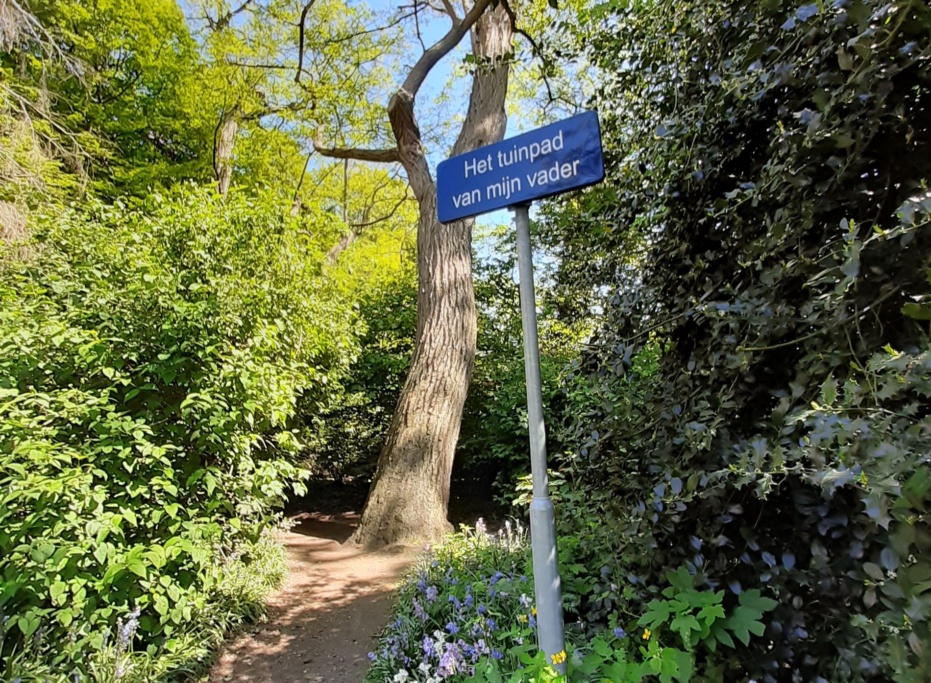Het Tuinpad van mijn vader met plaatsnaambordje Deurne