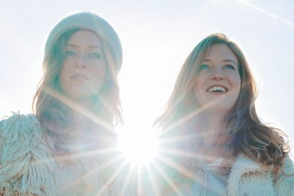 Foto van de gezichten van Loes en Renée Wijnhoven.