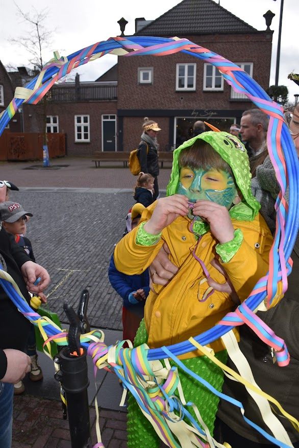 kind in carnavalskledij