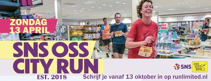Mensen hardlopen door winkel