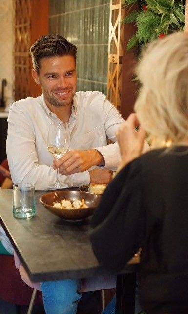 Man en vrouw zitten aan tafel.