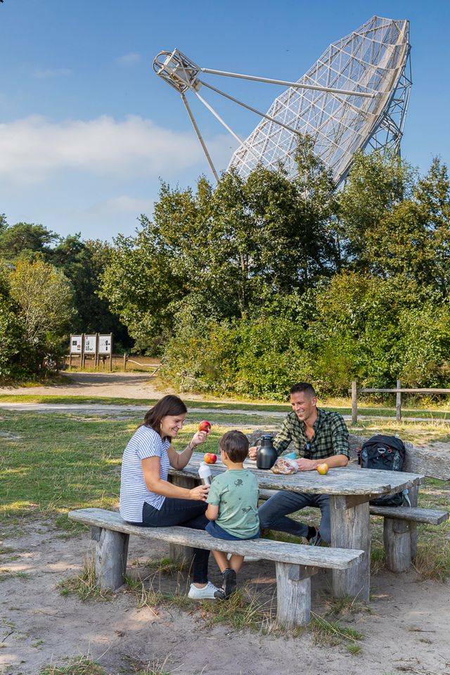 gezin picknickbank radiotelescoop dwingeloo dwingelderveld